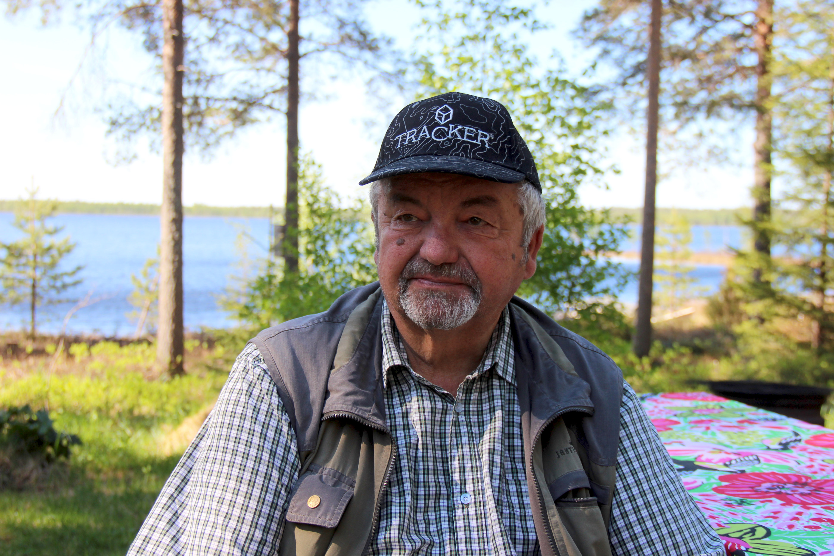Tapio Pohjanvesi nauttii tapahtumasta. Taustalla näkyy Aittojärvi.