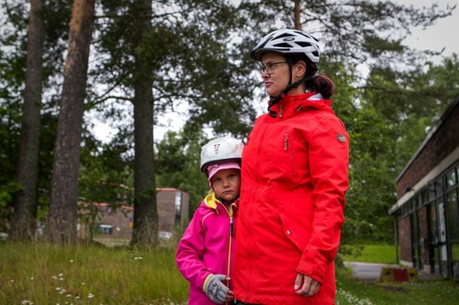 Mila ja Mari Sirkiä viettivät maanantaita pyöräillen. Ristinummi on Mari Sirkiän mielestä hyvä asuinpaikka lapsiperheelle. KUVA: PAULA KASKIMAA