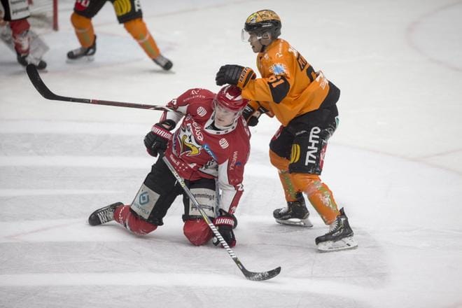 KooKoon Miikka Pitkänen (oik.) pysäytti Ville Saukon. KUVA: PAULA KASKIMAA