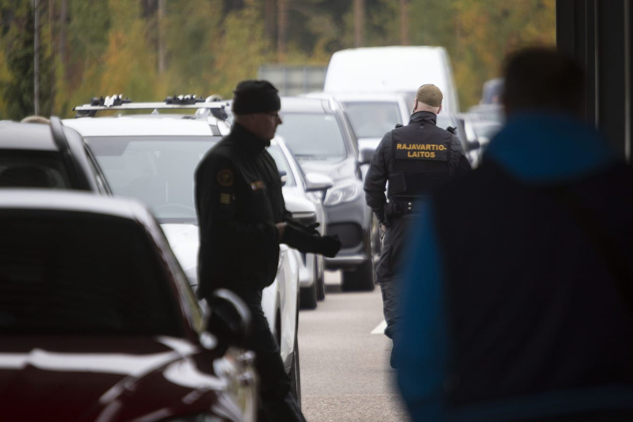 Autoja tarkastettiin Vaalimaan rajanylityspaikalla viime keskiviikkona. LEHTIKUVA / Sasu Mäkinen
