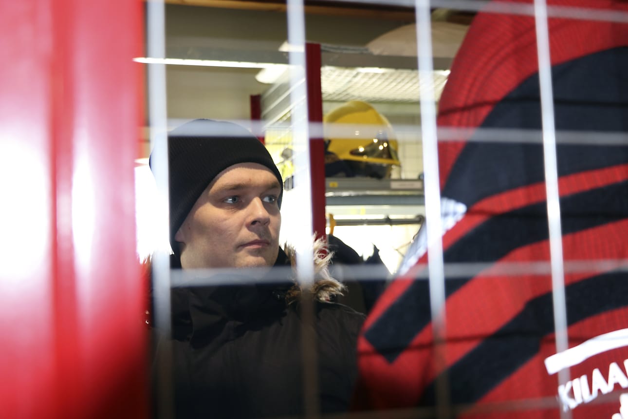 Varusteet valmiina lähtöön. Samuli Kumpula tsekkaa omat kamat kuntoon. Yhden sammutusmiehen asustekokonaisuuden hinta on noin 1500 euroa.