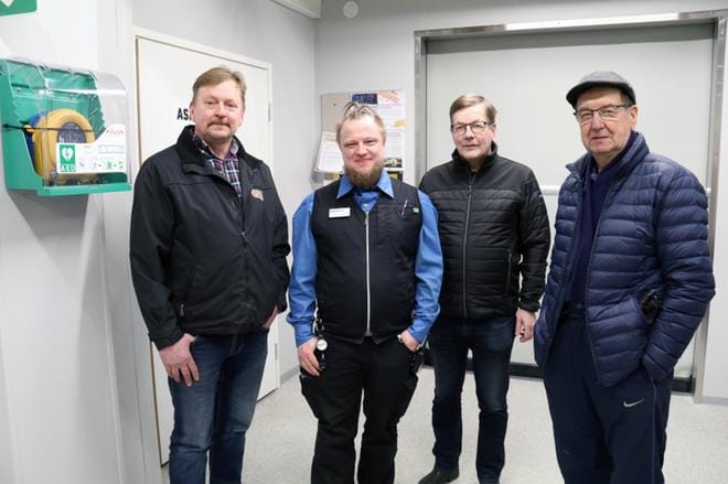 S-market Kortesjärven myymäläpäällikkö Niko Kinnunen (2. vas.) ja LC Kortesjärven Jari Syväjärvi, Jaakko Niemistö ja Unto Lahti totesivat omin silmin, että defibrillaattori on mainiossa paikassa kaupan ovisuussa. KUVA: ANU NAHKALA