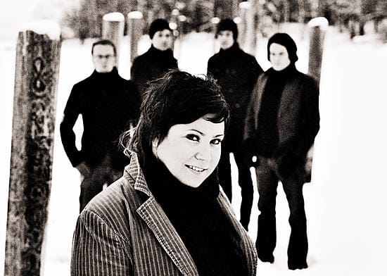 Foxiassa soittava Stella-yhtye on onnistunut tekemään levyllisen hyistä mutta tekstien puolesta lämminhenkistä, koskettavaa modernia poppia, solistinaan Marja Kiiskilä.