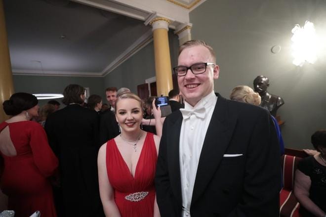 Kauhajokelaiset Tiia Lehtinen ja Valtteri Pihlajamäki saapuivat Linnan juhliin. Kuva: Jaakko Elenius