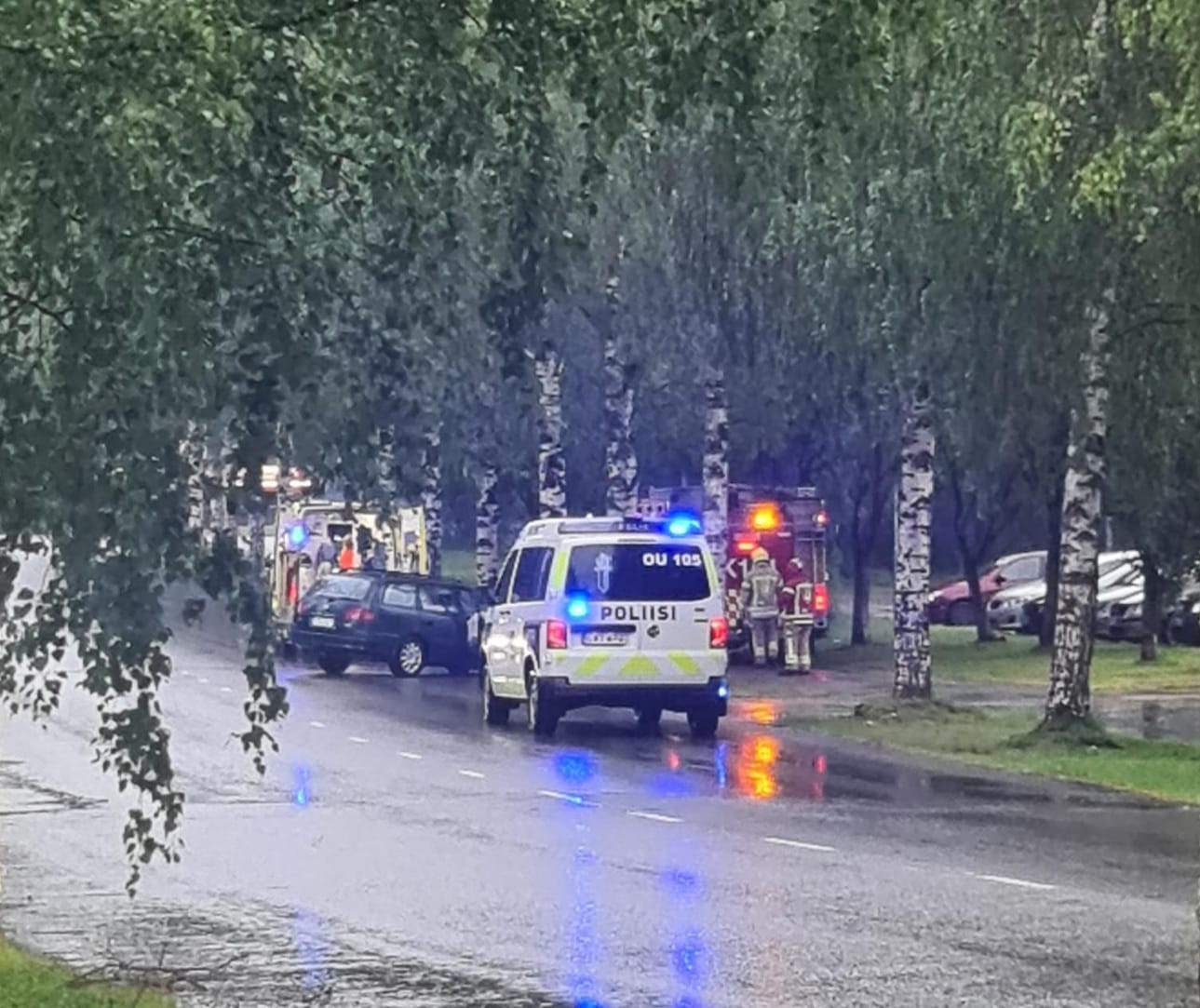 Auto oli ajautunut ajoradalta puuhun Pyykösjärvellä.