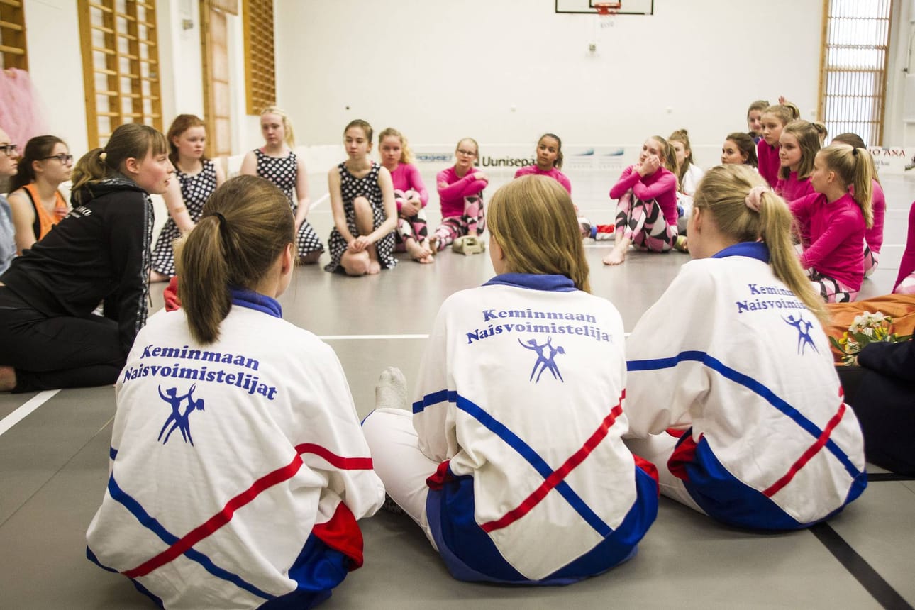 Muistakaa syödä ja nukkua, Eeva Laari ohjeistaa tanssijoita viikonloppua varten.