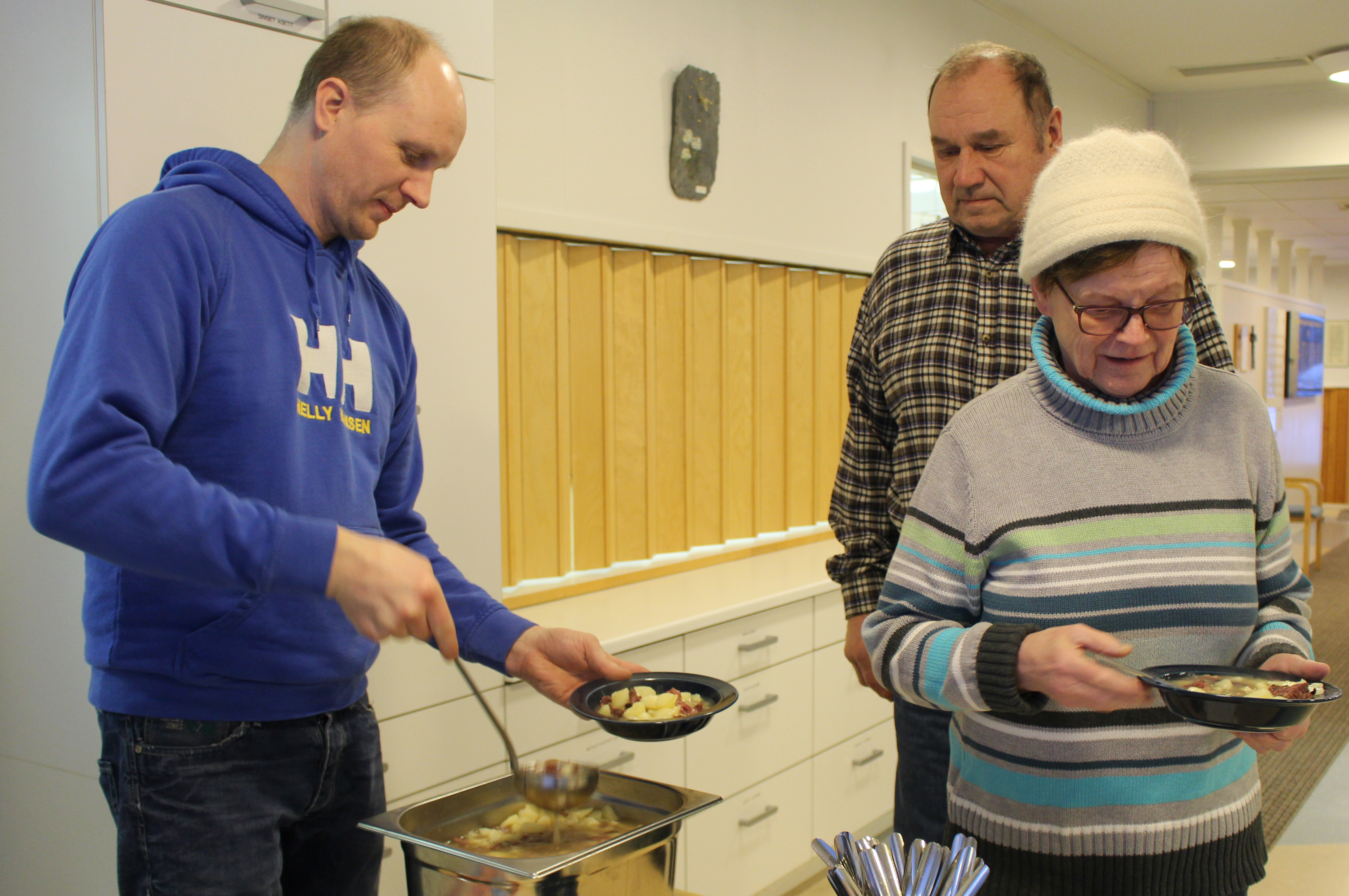Rantsilan Riistamiesten hirvipeijaiset saivat väen liikkeelle totuttuun tapaan tammikuussakin. Jukka Näsänen tarjoili keittoa Jussi Kurikalle ja Katri Kurikalle.