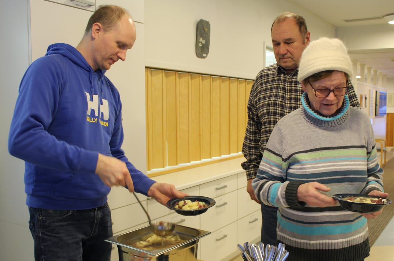 Rantsilan Riistamiesten hirvipeijaiset saivat väen liikkeelle totuttuun tapaan tammikuussakin. Jukka Näsänen tarjoili keittoa Jussi Kurikalle ja Katri Kurikalle.