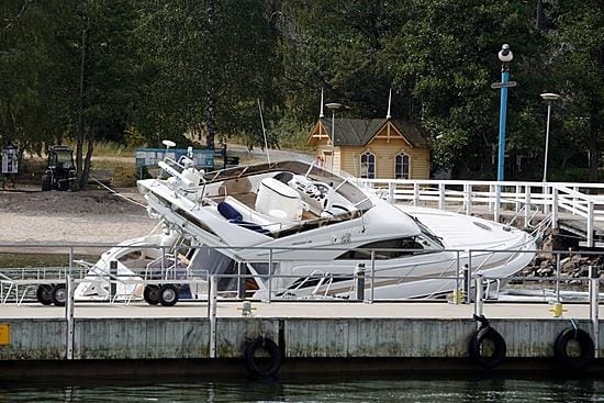 Onnettomuusvene Pihlajasaaren venesatamassa viime heinäkuussa. Vene on rekisteröity Teemu Selänteen nimiin.
