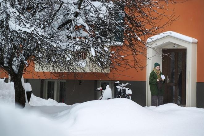 Emmi Välimäki sai vuoden vaihteessa Vaasasta töitä. Nyt hän etsii miehensä kanssa alueelta vuokra-asuntoa muun muassa ovi-ilmoitusten avulla. KUVA: MINNA ANTILA
