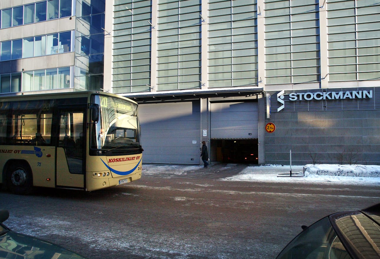 Rotuaarilta alkanut tappelu jatkui Stockmannilla. Vartijat taltuttivat tappelijat pippurisumutteella.