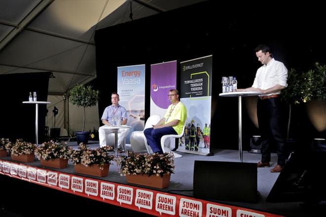 Juha Rintamäki ja dosentti Mika Aaltola uskovat Suomen selviytyvän sähköverkkoon kohdistuvasta kyberhyökkäyksestä. Suomalaiset ovat mökkikansaa, jotka selviävät hetken ilman sähköäkin. Toimittaja Jaakko Loikkanen johti keskustelua SuomiAreenassa. KUVA: KATJA LAHTI