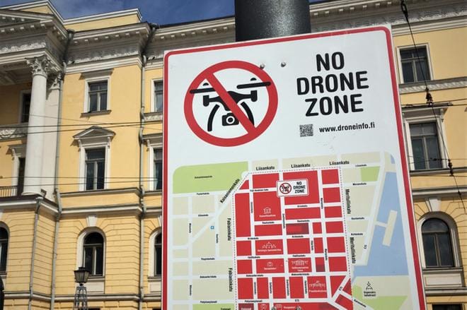 Englanninkielisten No Drone Zone -kylttien päivitys on alkanut. Valtioneuvoston linnan edustan kyltissä oli vielä sunnuntaina vanha tarra. KUVA: Markku Uhari