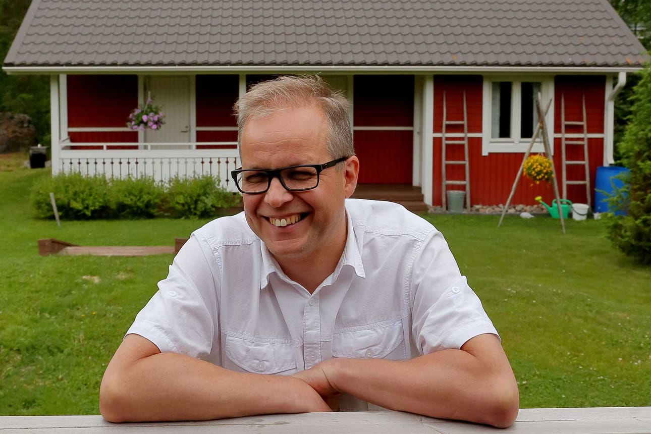 Marko Salmela rakensi takapihalleen kesäsaunan, mutta siitä tulikin ympärivuotinen. - Kun on saunottu, lähdetään kotiin, Marko naureskelee terassillaan.