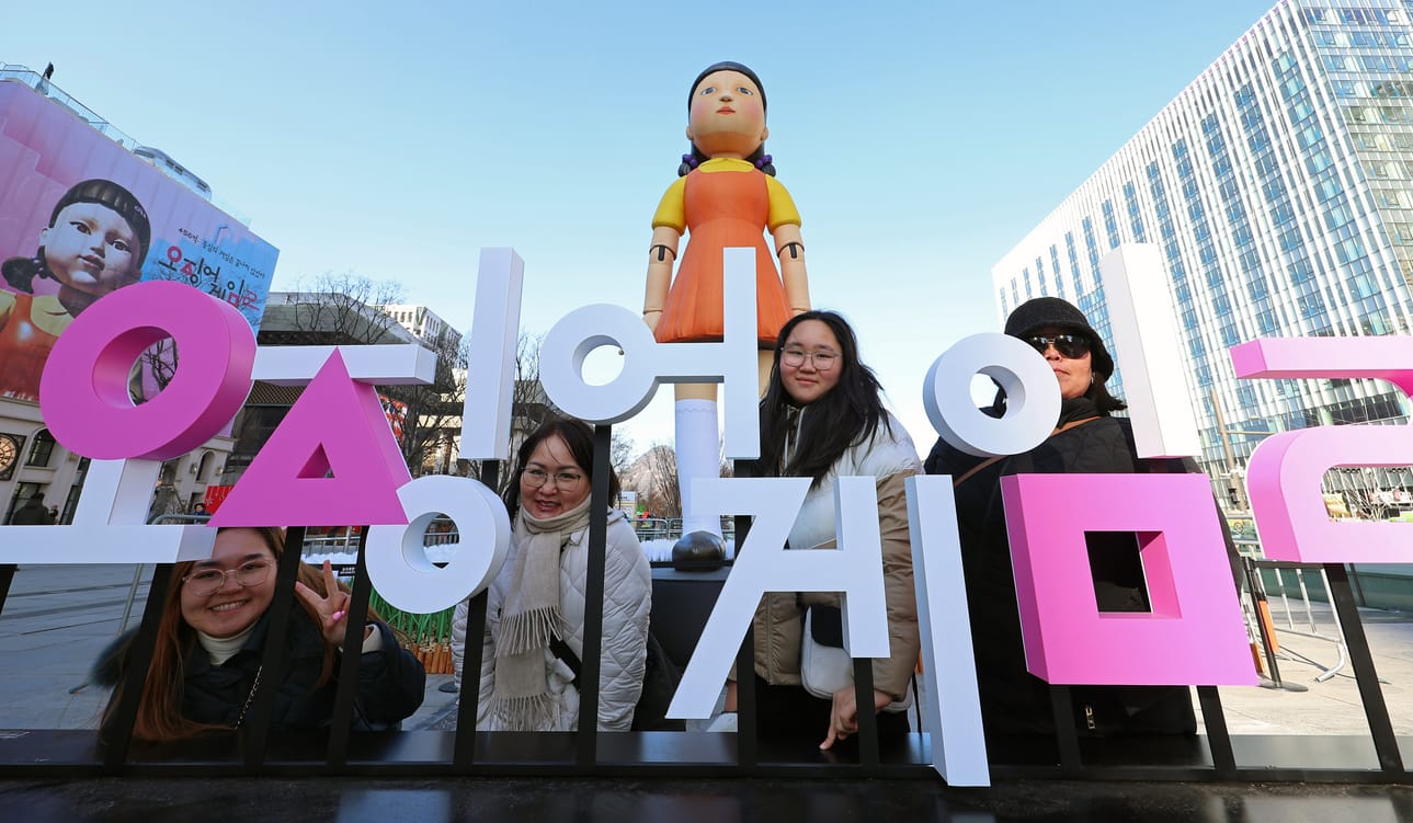 Squid Gamessa pelataan tappavia versioita lasten pihaleikeistä. Monet pelihahmot ovat tuttuja myös kouluikäisille, vaikka he eivät saa katsoa sarjaa. Young-hee-nukkea on myyty pehmoleluna Suomessakin. Kuva: YONHAP