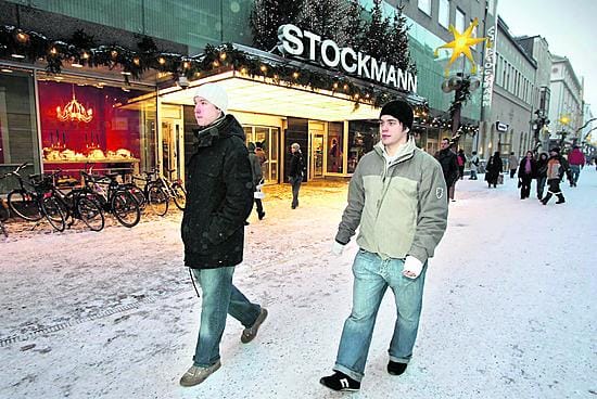 Kotikaupunki taakse jäi. Kärppäpelaajat Tommi Leinonen (vas.) ja Mikko Alikoski ovat tällä hetkellä jo Kanadan Vancouverissa.