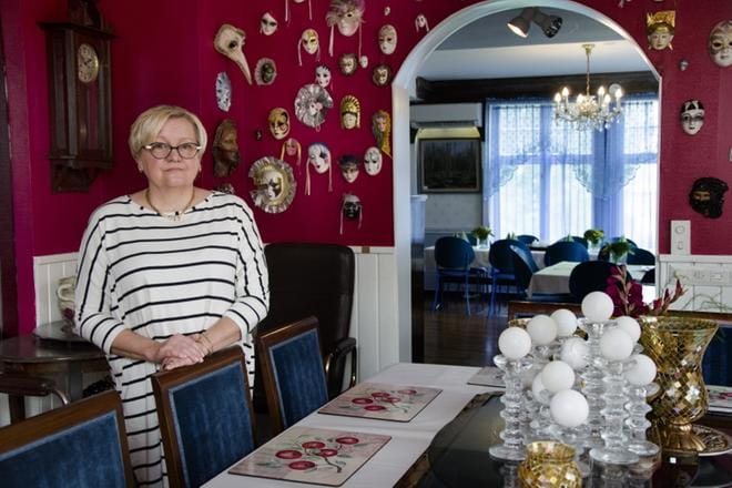 Kauhavalainen Marjo Laasonen päätti korona-ajan alkaessa, että hän haluaa vuokrata tai myydä tilausravintolansa ja siihen liittyvän kiinteistönsä. – Teen enää noutoruokia ja tilaustuotteita ja jatkan niin myös sitten, kun olen löytänyt yritykselleni jatkajan. ARKISTOKUVA: JUHA AHO-PYNTTÄRI