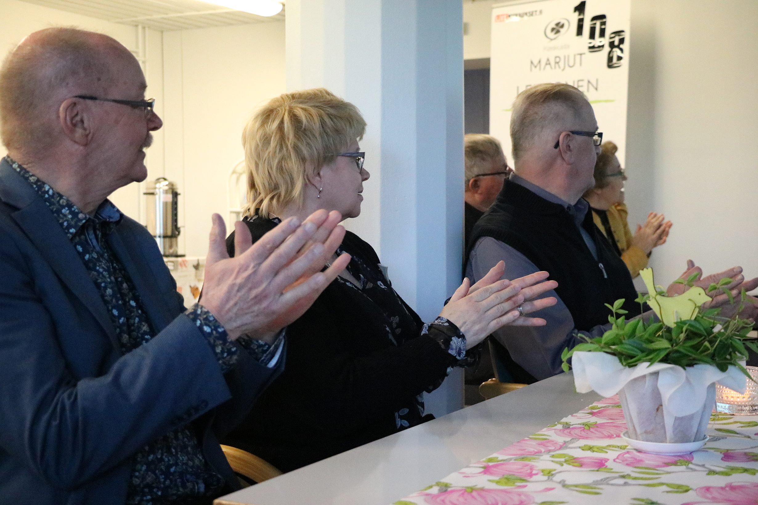 Paikalliset tukijoukot jännittävät ääntenlaskennan etenemistä Oulaisten vaalituvalla.
