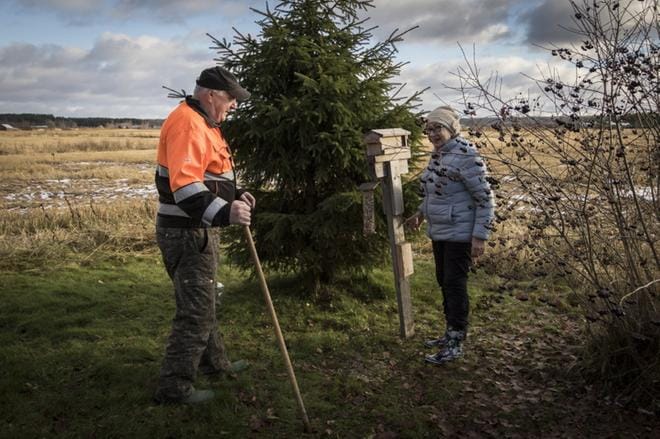 Onni ja Raija Rinta-Korhonen huolehtivat monien lintujen ruokinnasta. Taustalla näkyy heidän vuokralle antama viljapelto, joka jätetään syksyisin kyntämättä, jotta linnut voivat käyttää hyväkseen sieltä löytyvän ruoan. KUVA: ERJA PEKKALA