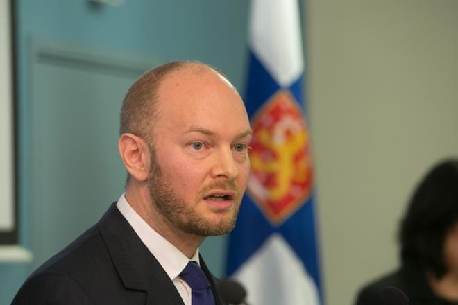Eurooppaministeri Sampo Terho (sin.) äänestää lääkevirastosta maanantaina. KUVA: Pekka Sipola / Compic