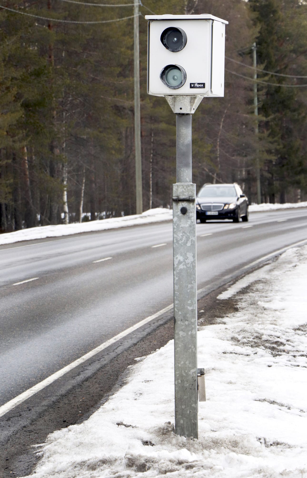 Oulun ja Pudasjärven välillä nopeusvalvontaa tehdään kameratolpilla, mutta myös poliisit valvoivat autoilijoita pääteillä pääsiäisen aikaan. Ylinopeussakkoja kirjoitettiin useille autoilijoille.