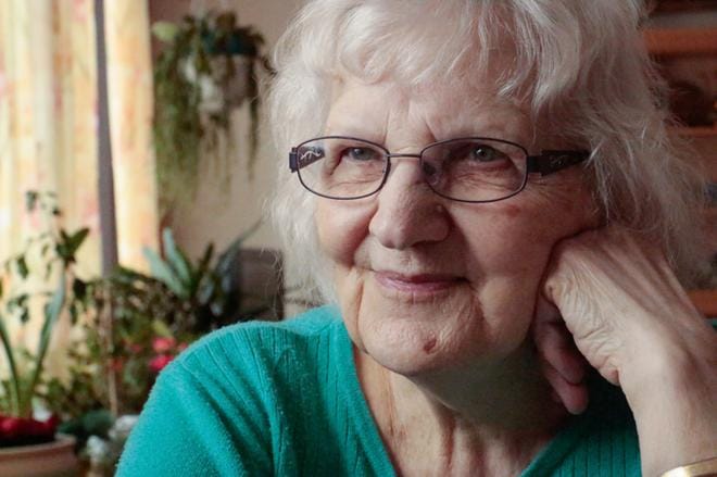Anna Määttänen asuu ensin Tohmajärvellä pienessä yksityisessä hoitokodissa. Dokumentin aikana hän muuttaa isomman toimijan laitokseen. KUVA: Yle Kuvapalvelu