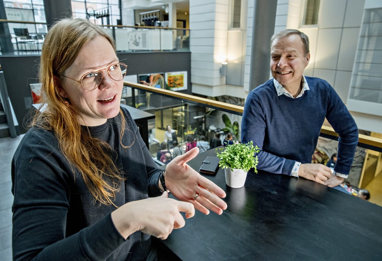 Tohtoriopiskelija Maija Koivisto ja toiminnanjohtaja Markku Jokinen kertoivat Kuurojen Liiton neuvottelupäivillä, miten anteeksipyyntöprosessi etenee.
