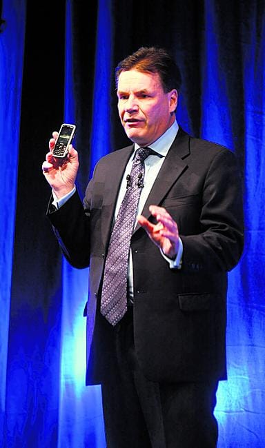 Nokian toimitusjohtaja Olli-Pekka Kallasvuo esitteli uuden Nokia N77 matkapuhelimen Barcelonassa.