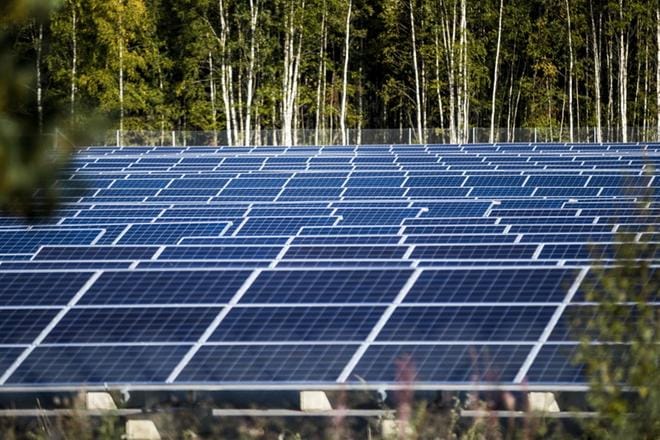 Panostukset aurinkosähköön lisääntyvät, kun S-ryhmä asennuttaa 40 yksikkönsä katolle aurinkopaneeleja. Atrian Nurmon tehtaiden yhteyteen valmistuu syksyyn mennessä aurinkoenergiapuisto. Kuvan paneeliasennukset valmistuivat jo viime syksynä. Tänä kesänä paneelit asennetaan katoille ja nurmikoille. KUVA: MATTI HAUTALAHTI