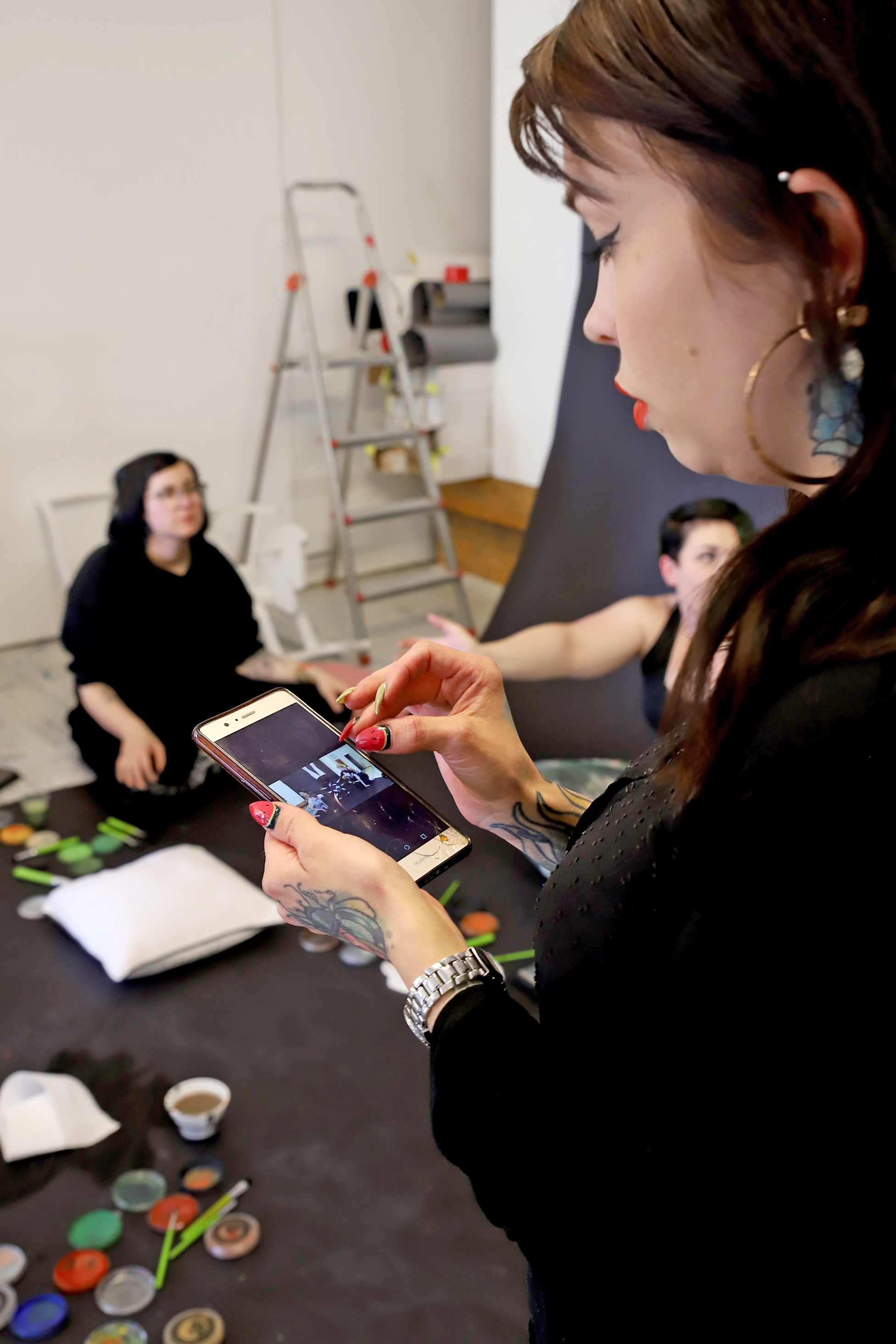 Tekla Vähärautio on opiskellut bodypainting-tekniikkaa Hollannissa. Kalenterin kuvat muodostetaan ihmisrykelmistä, joita varten on tehty suunnitelmat ennen maalaamista.