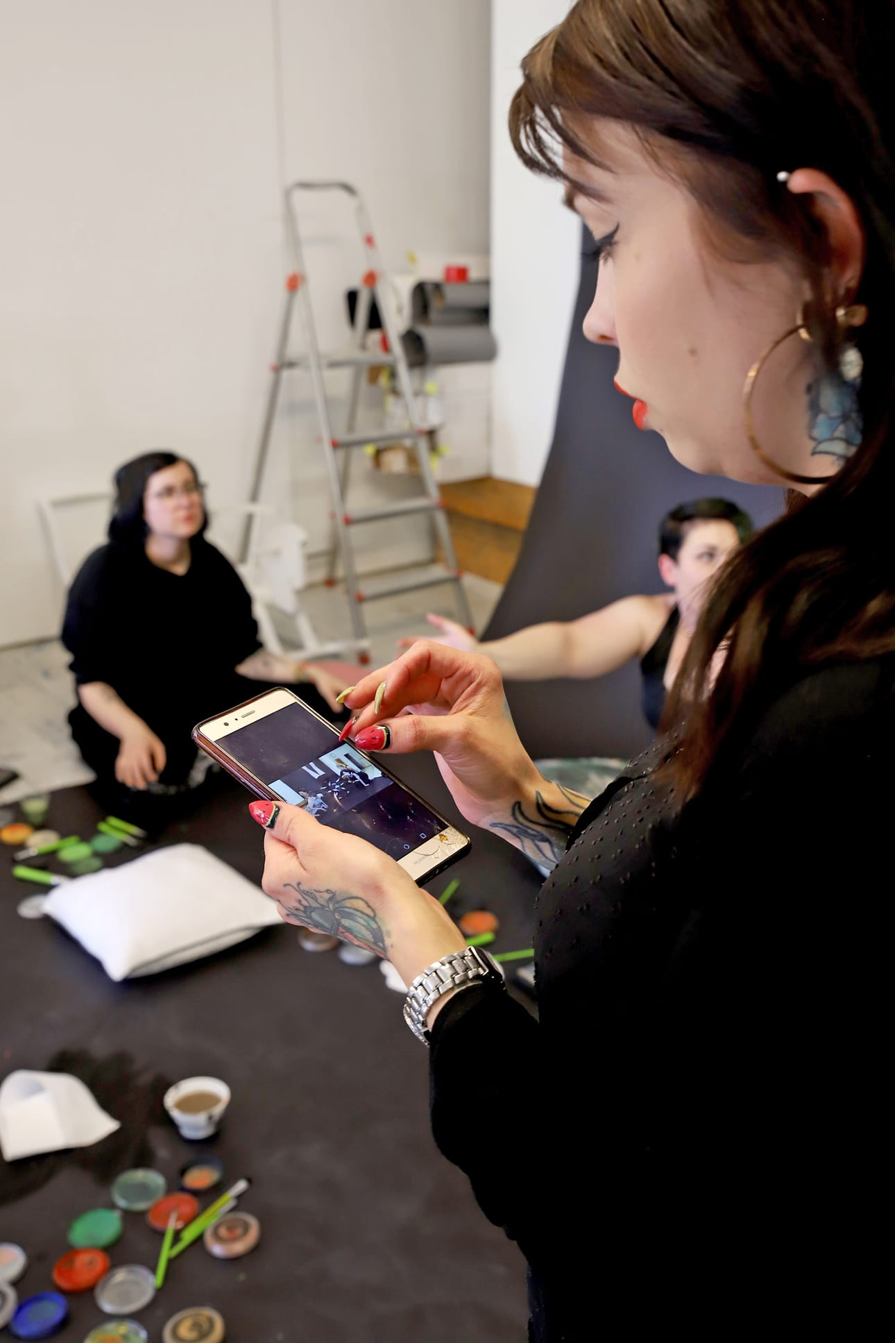Tekla Vähärautio on opiskellut bodypainting-tekniikkaa Hollannissa. Kalenterin kuvat muodostetaan ihmisrykelmistä, joita varten on tehty suunnitelmat ennen maalaamista.