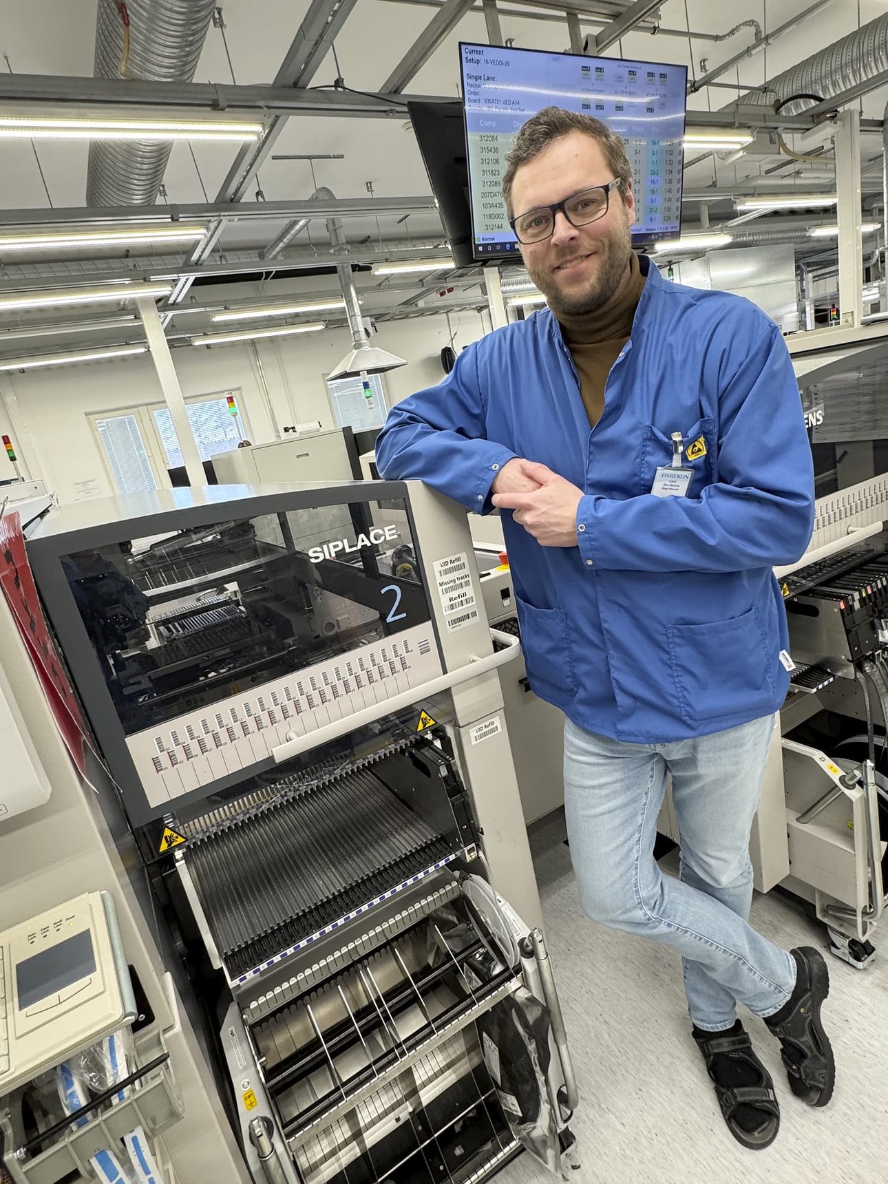 – Haapaveden tehtaalta toimitetaan piirikortteja Klaukkalan tehtaalle ja Klaukkalasta mekaniikkaosia Haapavedelle, tehtaanjohtaja Antti Järviluoma kertoo.