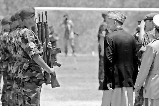 Vahdinvaihto . Presidentti Hamid Karzai tarkastaa turkkilaisjoukot niiden ottaessa vastuun YK:n rauhanturvaoperaatiosta Afganistanissa.
