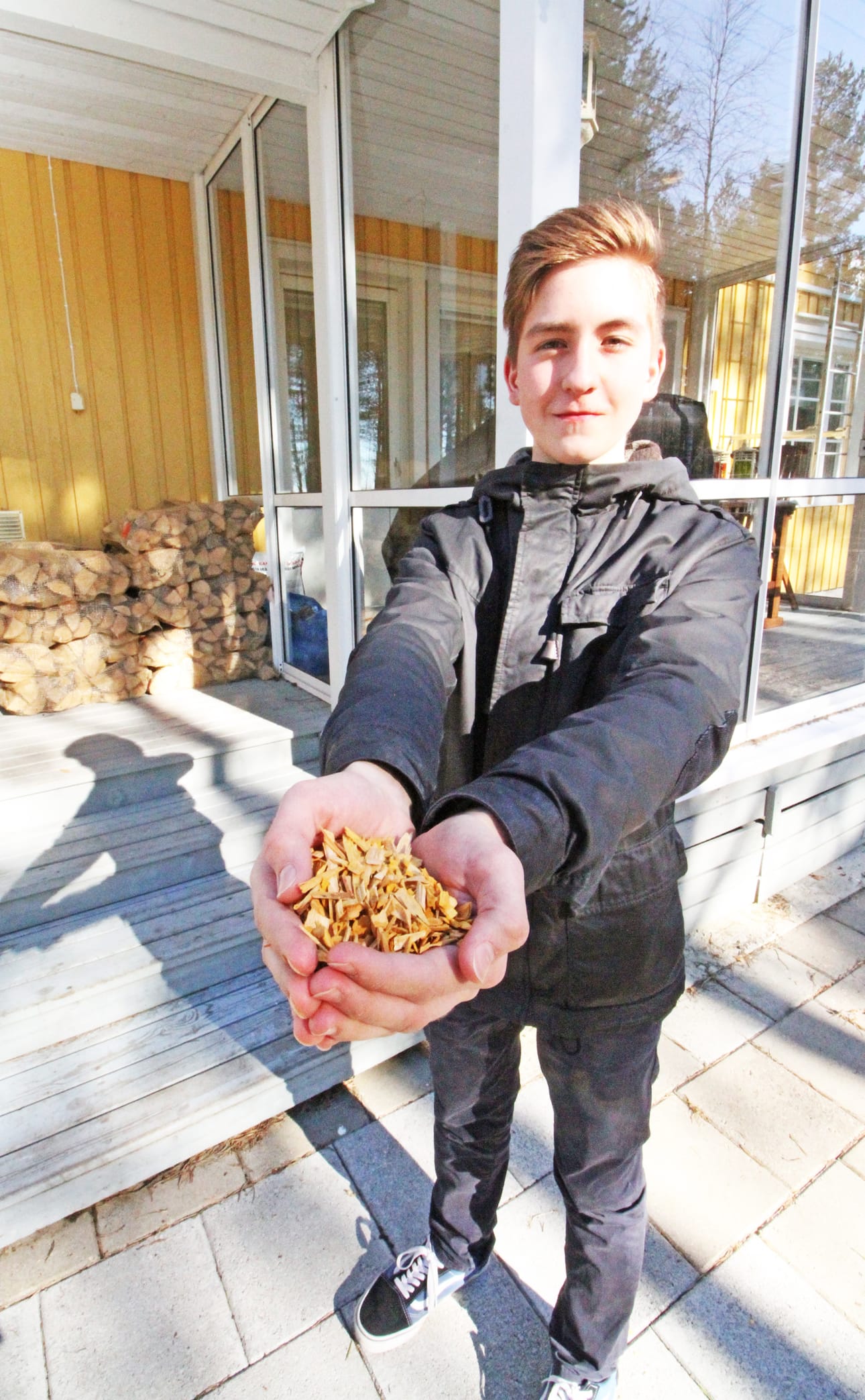 Innokkaana kalastajana Juha-Matti Kuusjärvi tietää millaista savustushakkeen tulee olla. Se syntyy harmaalepästä.