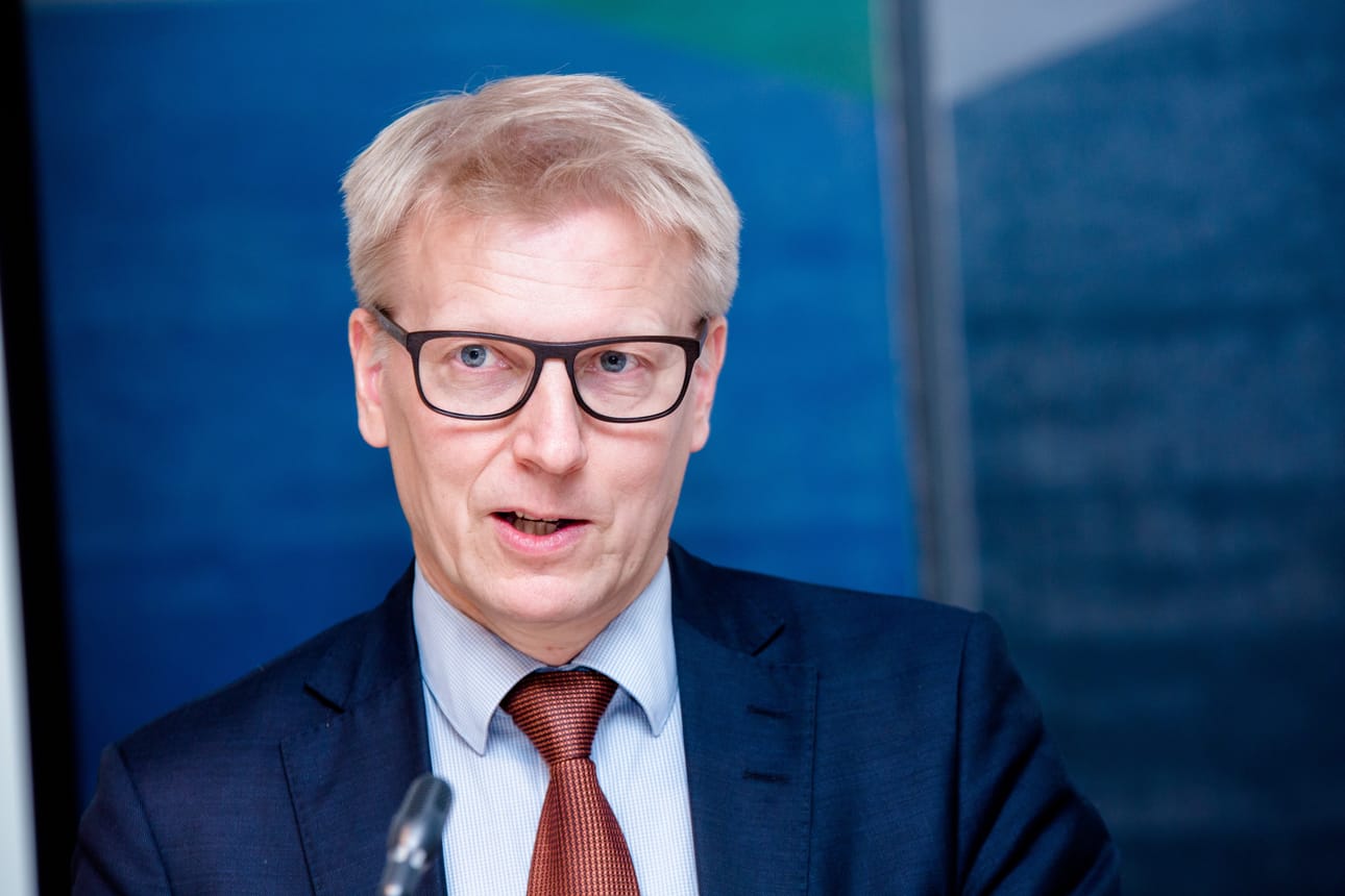 Ympäristöministeri Kimmo Tiilikaisen (kesk.) toiminta Metsähallituksen toimitusjohtajan valinnassa on herättänyt närää puolueen sisällä.