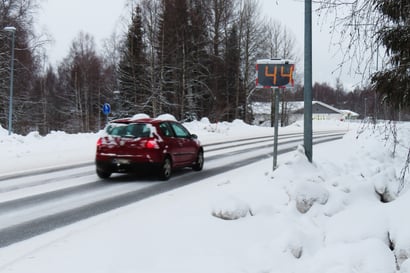 Keminmaa on huolissaan suurista ajonopeuksista – esimerkiksi Pölhön koulun kohdalla suurin osa ajoi ylinopeutta viime vuoden loppupuolella