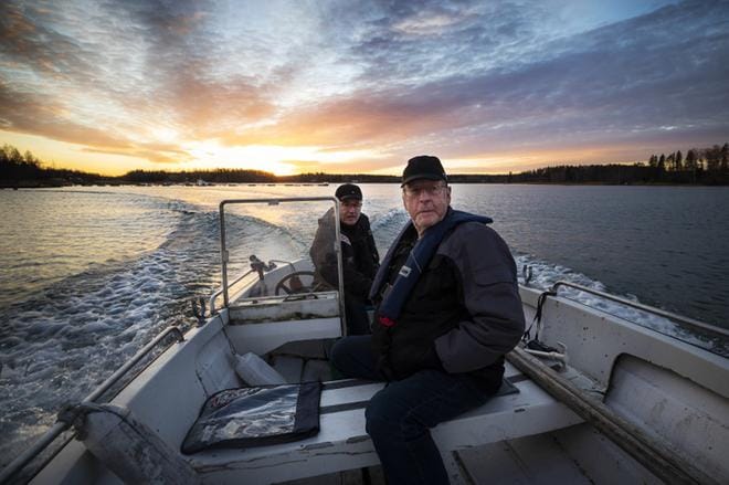 Tapio Aho ja Kalervo Hirvo ovat tutuilla vesillä. Molemmilla on mökki Hylpetissä, missä aika kuluu muun muassa kalastellen. Osa kaloista syödään, ahven fileinä ja hauki pihveinä, ja loput annetaan jälkipolville. KUVAT: JARNO PELLINEN