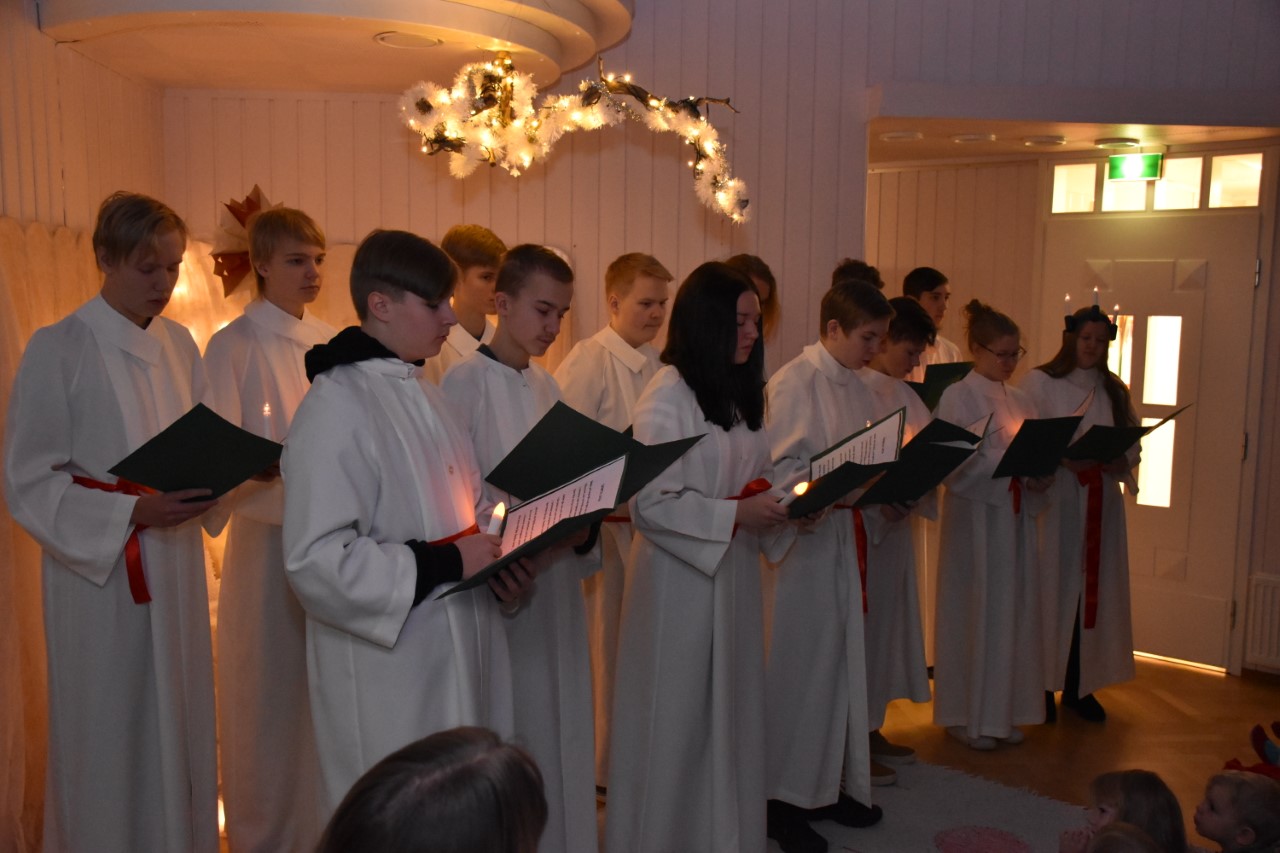 Posion lukion Lucia-ryhmä tuo iloa vanhuksille ja lapsille – Katso tästä, kuka kruunataan tänä vuonna Posion Lucia-neidoksi ja katso kuvia menneiltä vuosilta