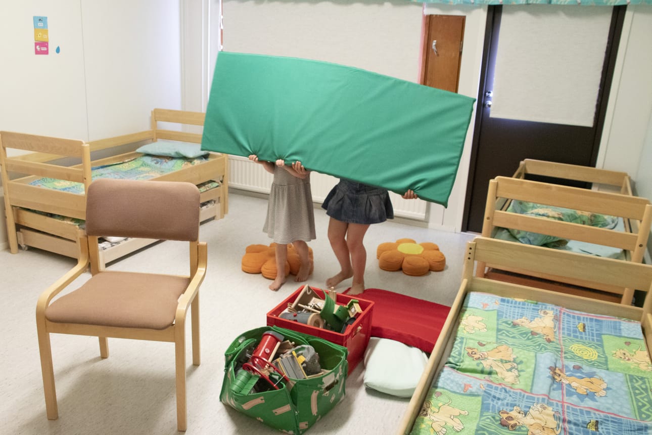 Tilanahtaus koettelee Kestilän päiväkodin arkea. Tyttösillä oli tilaa rakentaa majaa nukkumahuoneessa, kun iso osa lapsista on kesälomalla.