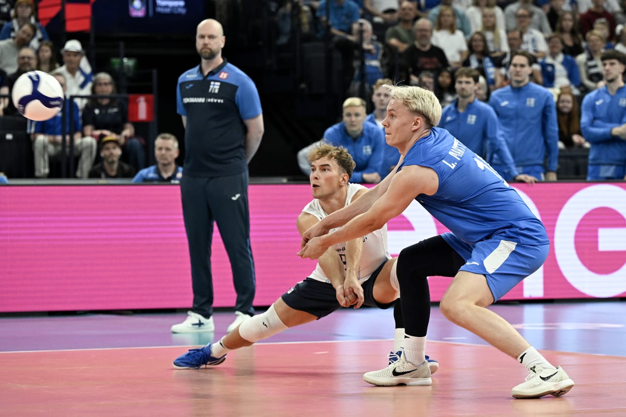 Suomen päävalmentaja Olli Kunnari seurasi kentän reunalla levollisena, kun Luka Marttila (etualalla) ja Voitto Köykkä puolustivat pallon peliin.
