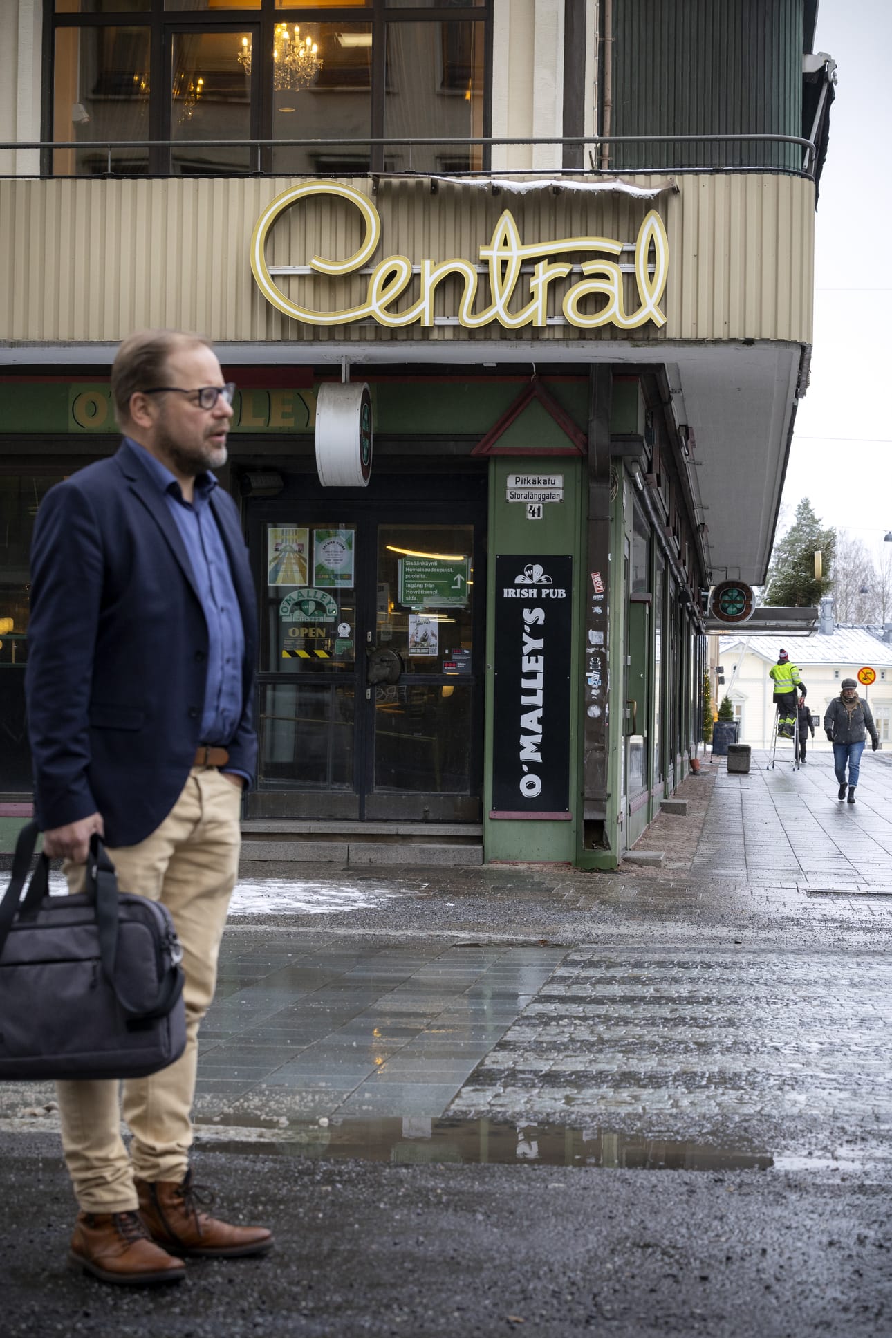 Riku Asukas seisoo Centralin kulmassa. Rakennuksen toisen kerroksen seinää kiersi alun alkaen parveke, jota ei kuitenkaan remontissa oteta käyttöön.