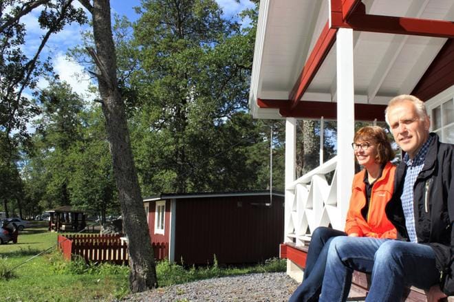 Christina ja Kent Berglund ovat Pukinsaaren leirintäalueen uudet vetäjät. Edelliset yrittäjät opettavat heille leirintäalueen pyörittämisen rutiineja tänä syksynä, kun matkailukausi on loppu. Ensi kesänä Berglundit avaavat portit omin voimin alueelle. KUVA: LOTTA KALLIO