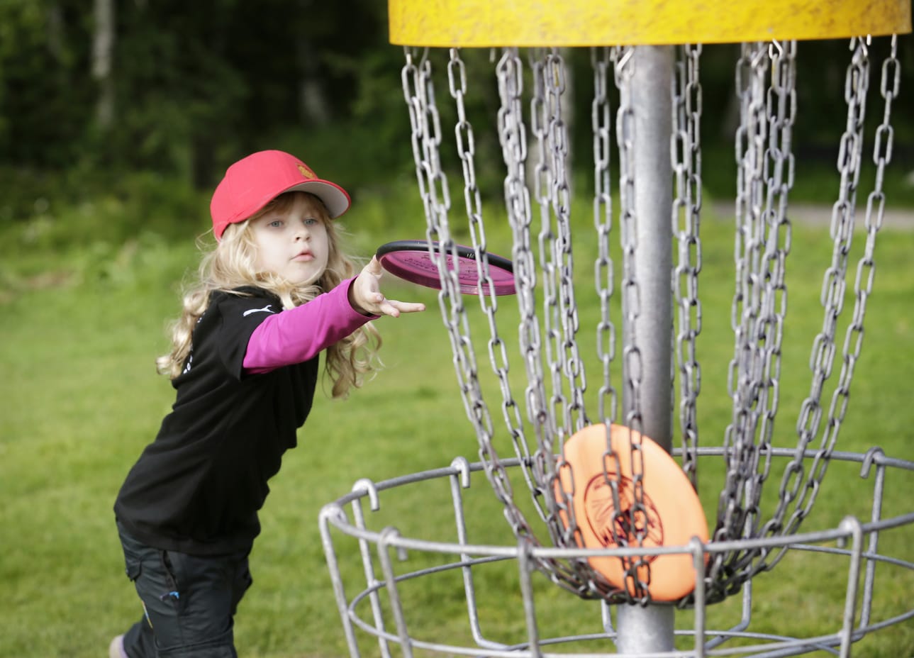 Noin kuutisenkymmentä kävijää kokeili frisbeegolfia maanantaina.