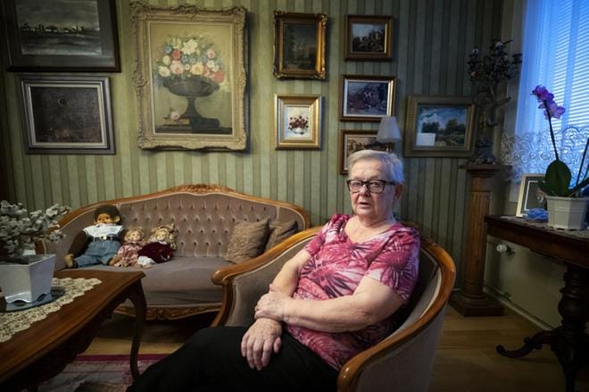Maj-Britt Wolff pyöritti 73-vuotiaaksi asti Maipin kahvilaa Vaasan torilla, mikä altisti hänet auringolle. Hän kehottaa kaikkia käyttämään aurinkovoiteita ja menemään pienenkin ihomuutoksen takia lääkäriin. KUVA: JARNO PELLINEN