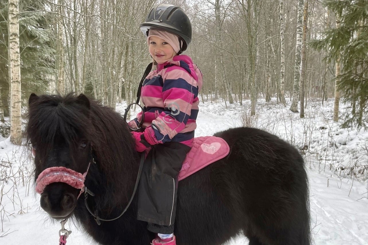 On tärkeää, että lapsella on paikka, jossa pelottavat sotauutiset voi unohtaa. Minttu ja Pikku-Martti ovat metsäretkellä.