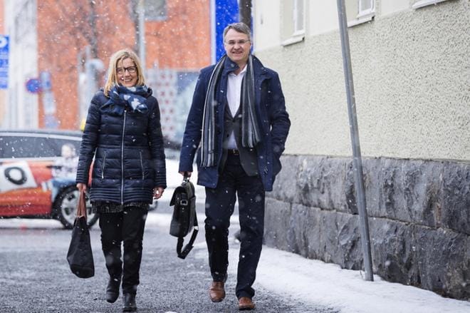 Variskan rehtori Päivi Kaarniemi ja Vaasan kaupungin vs. koulutoimenjohtaja Kari Nummela ovat iloisia siitä, että Vaasa on kiinnostanut opettajaksi haluavia tänä vuonna tavanomaista enemmän. KUVA: MINNA ANTILA