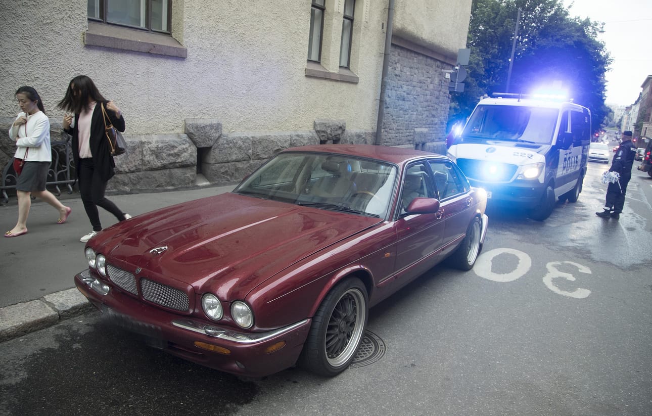 Suomalainen noin viisikymppinen mies ajoi tällä autolla ihmisten päälle Helsingin keskustassa perjantai-iltana kuuden jälkeen.