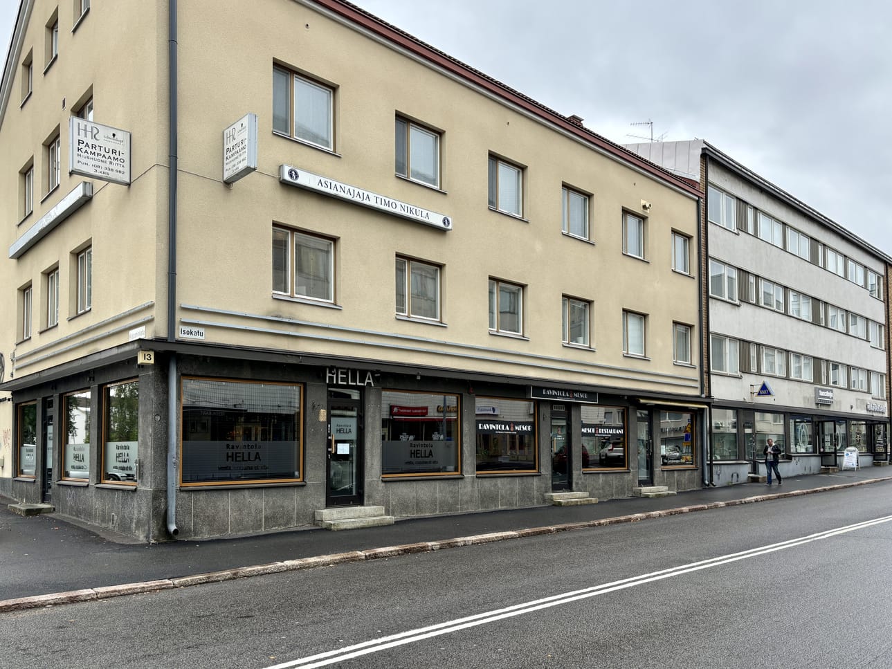 Hella sijaitsee Isokadun ja Kajaaninkadun kulmauksessa.