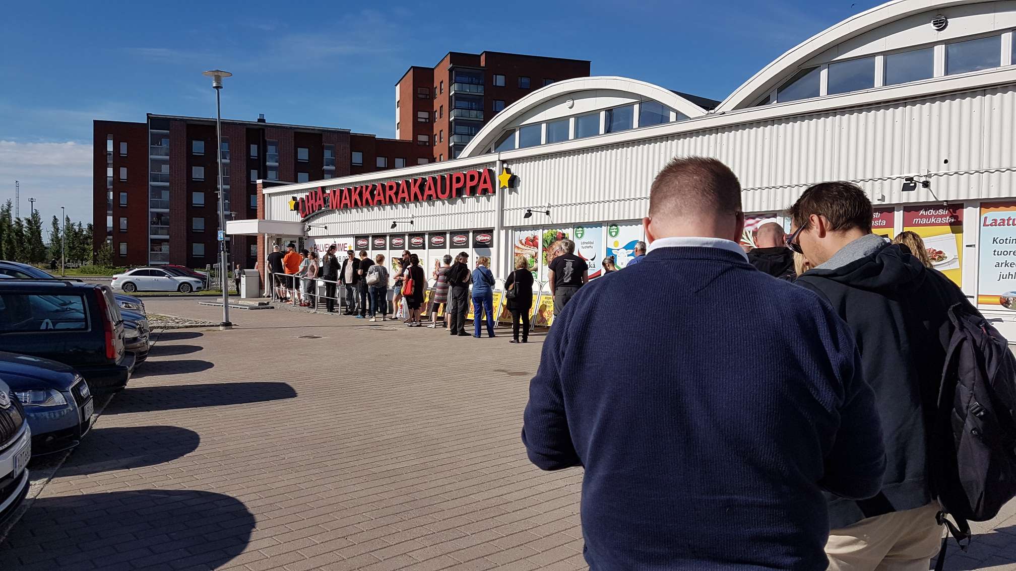 Makkarakauppaan jonotettiin juhannuksena 2019.