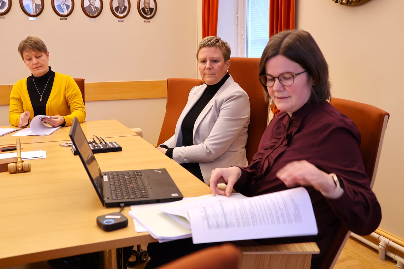 Maarit Mäkelä selaamassa ensi vuoden talousarvioesitystä. Hänen vieressään Eva Lillmangs ja pöydän toisella puolella Mila Segervall.
